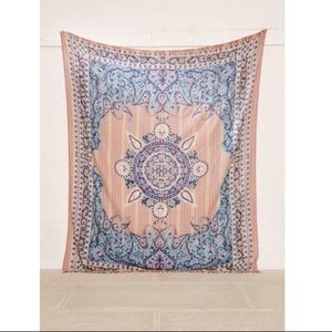 PLUM & BOW MEDALLION TAPESTRY